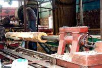 Распил древесины для производства оцилиндрованного бревна